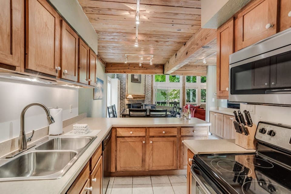 Full kitchen