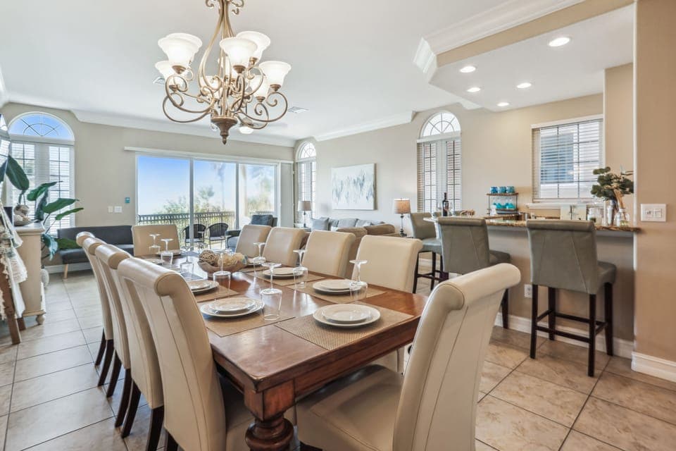 Main level - Dining