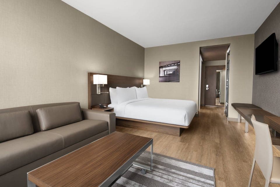 Hypo-allergenic bedding, in-room safe, desk, laptop workspace
