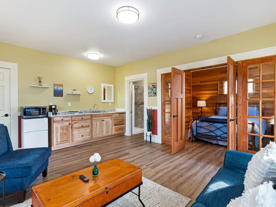 Living room, kitchenette and queen bedroom is a perfect space for two adults. 


++ADULTS ONLY++