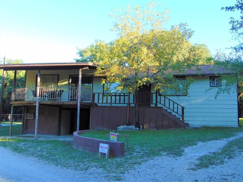 SHADY OAK - LOCATED IN THE HEART OF CONCAN!