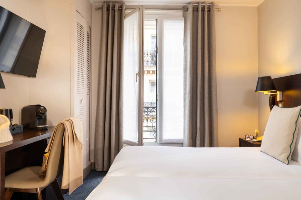 Twin Room | In-room safe, desk, soundproofing, iron/ironing board