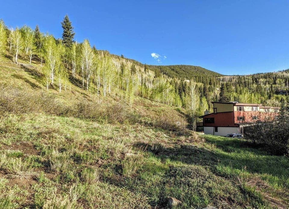 End unit surrounded by green space. 