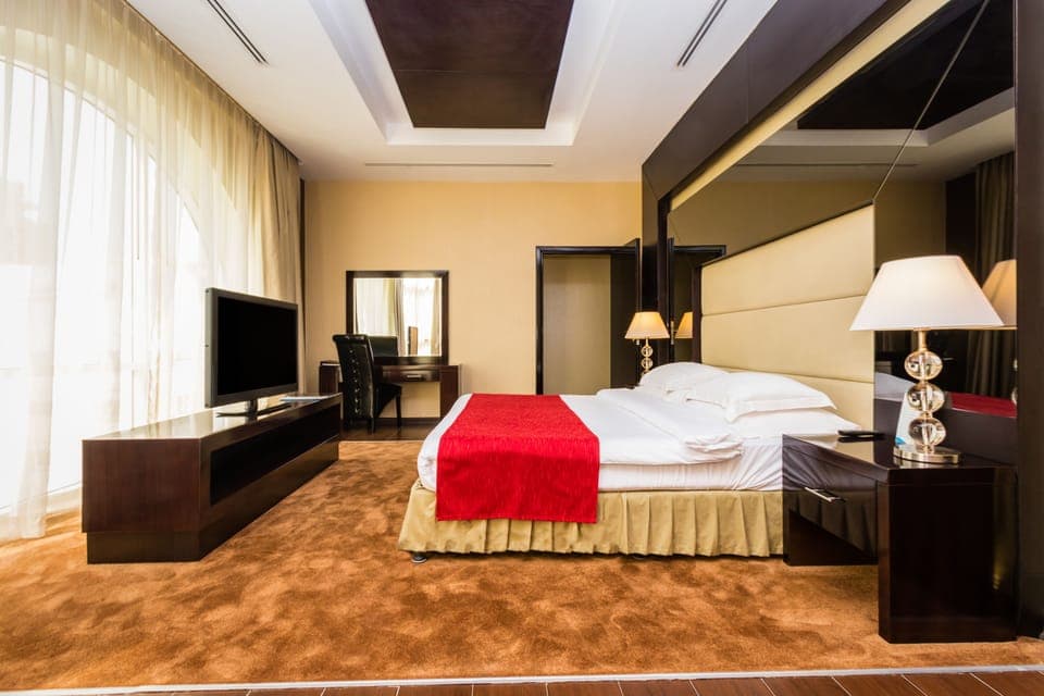 Royal Suite | Minibar, in-room safe, desk, soundproofing