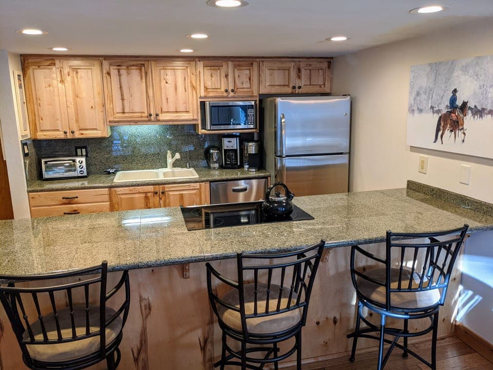 Kitchen & Bar