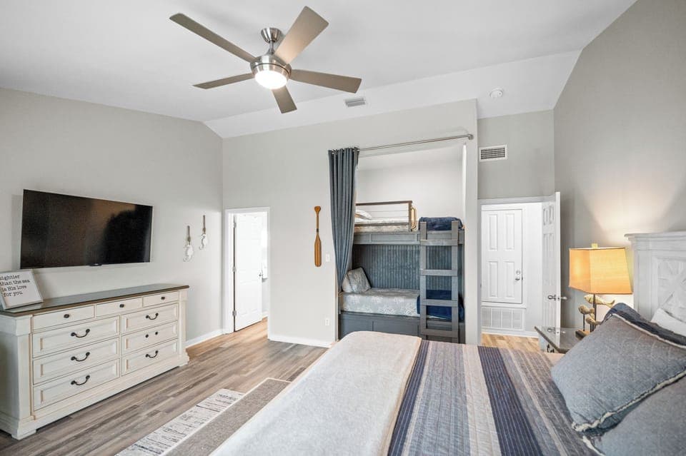Upstairs King Suite with twin bunks nook