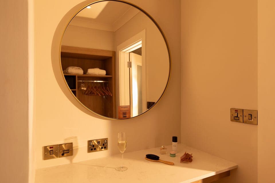 Studio Suite | Bathroom | Shower, free toiletries, hair dryer, towels