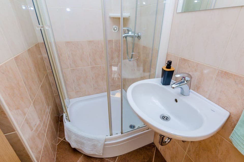 Double Room (Double Room with City View) | Bathroom | Shower, towels