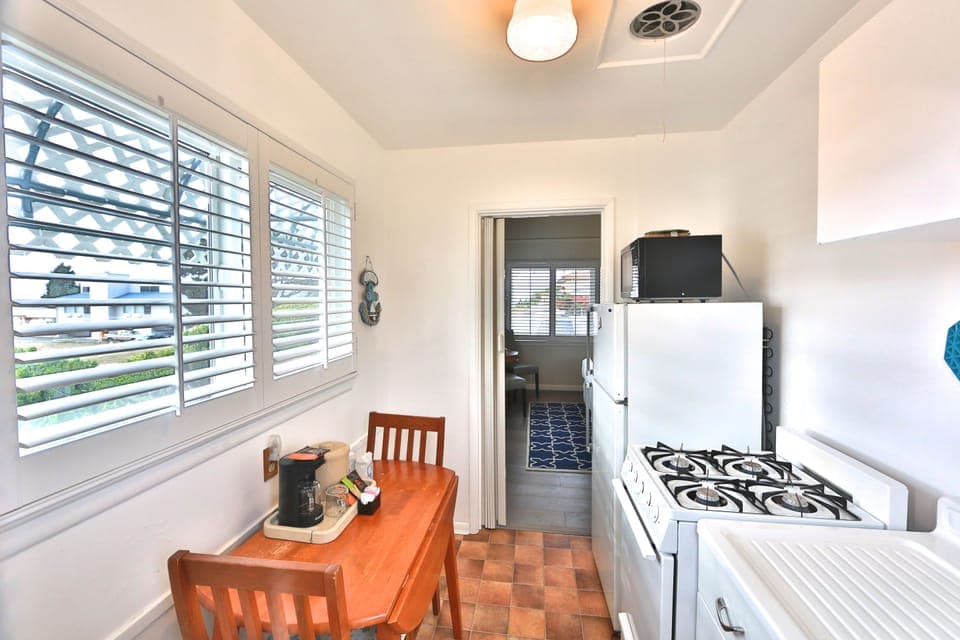 Room, 1 King Bed, Kitchenette, Partial Sea View | Private kitchenette | Fridge, microwave, coffee/tea maker