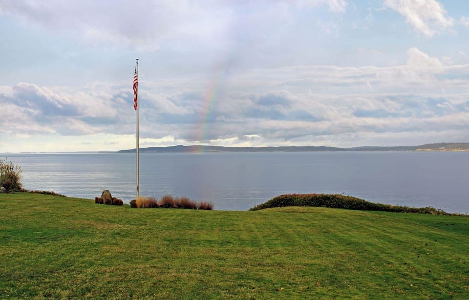 Beautiful lawn to play games between houses and water