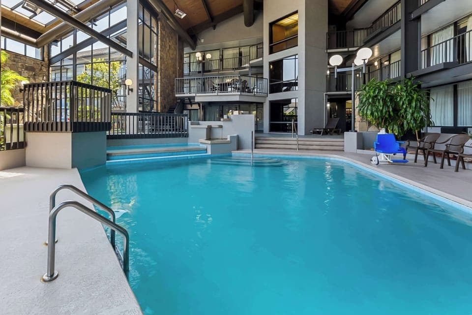 Indoor pool, seasonal outdoor pool, sun loungers