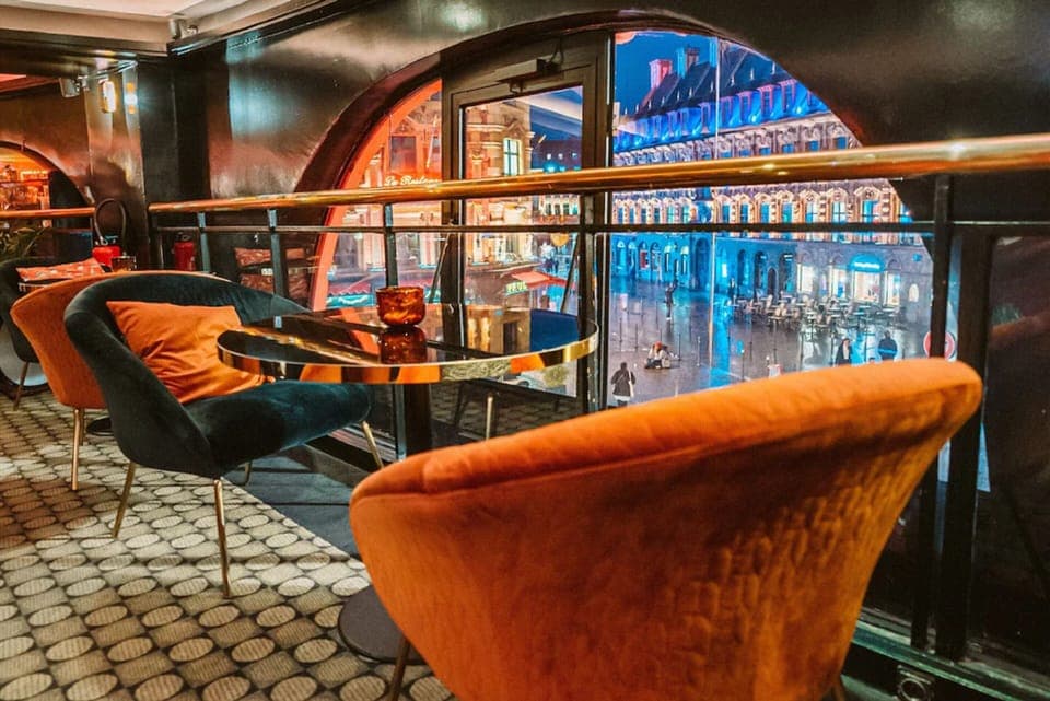 2 bars/lounges, piano bar, cocktail bar