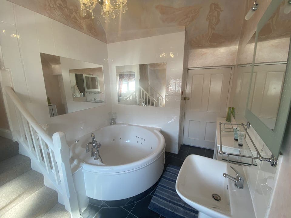 Suite | Iron/ironing board, free WiFi, bed sheets