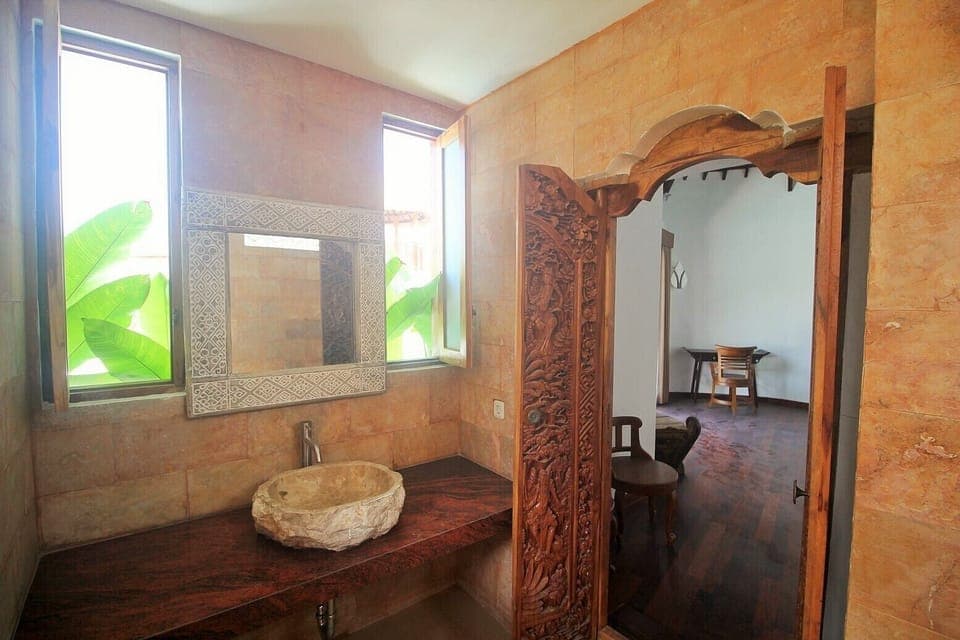 Bathroom N4 w/private garden