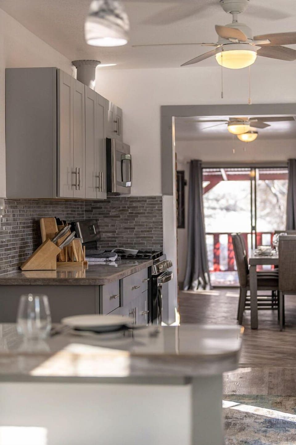~Open Concept Living and Kitchen Area
~Full Size Kitchen 
~Microwave
~Oven and Stove Top
~Cooking Utensils