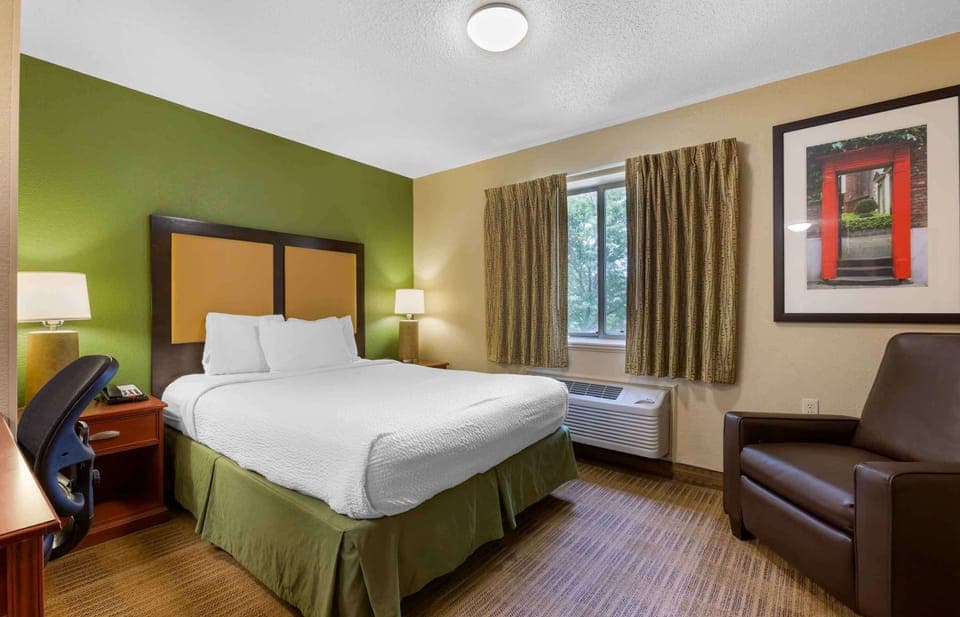 Studio, 1 Queen Bed, Non Smoking | Desk, iron/ironing board, free WiFi