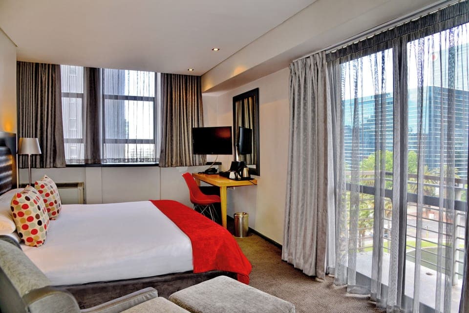 Deluxe Room, 1 Queen Bed, Non Smoking, Mountain View | Premium bedding, minibar, in-room safe, desk