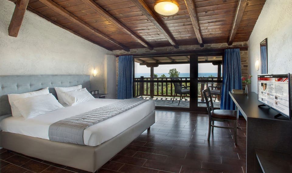 Deluxe Loft, Sea View | In-room safe, desk, blackout drapes, soundproofing