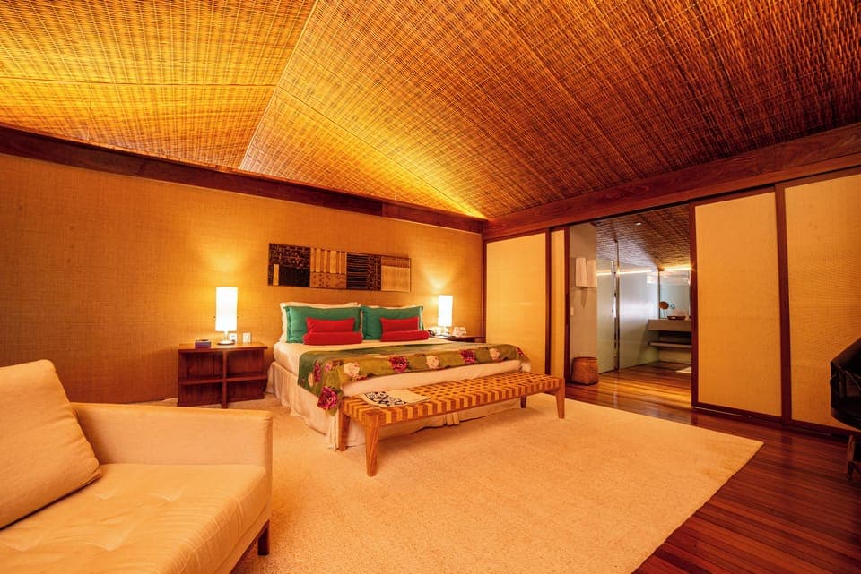 Suíte Paraty | Minibar, in-room safe, individually decorated, individually furnished