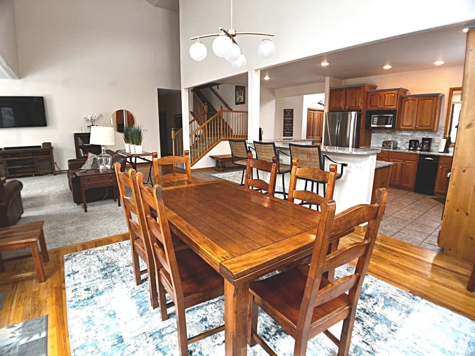 Dining Area with Extending Table Ends - Seats up to 10.  5 Countertop Bar Seats 