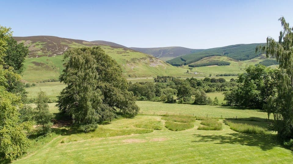Mossfennan House - surrounding area and view