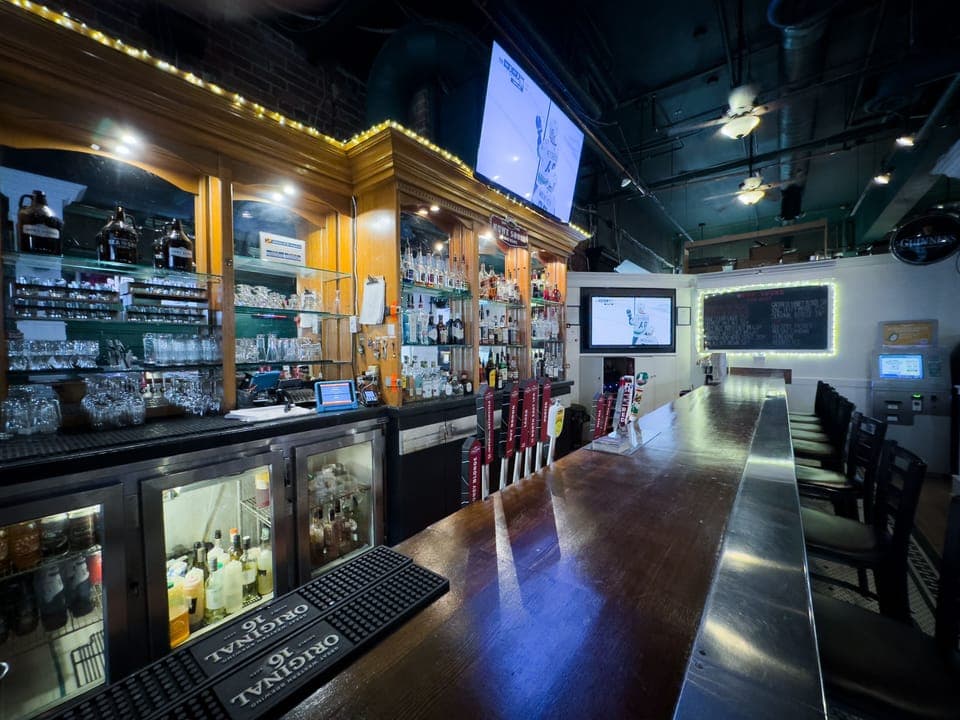 Serves lunch, dinner, and brunch