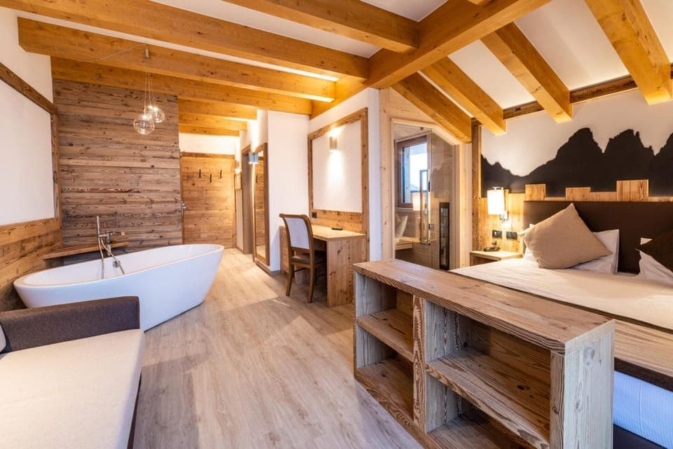 In-room safe, desk, soundproofing, free WiFi