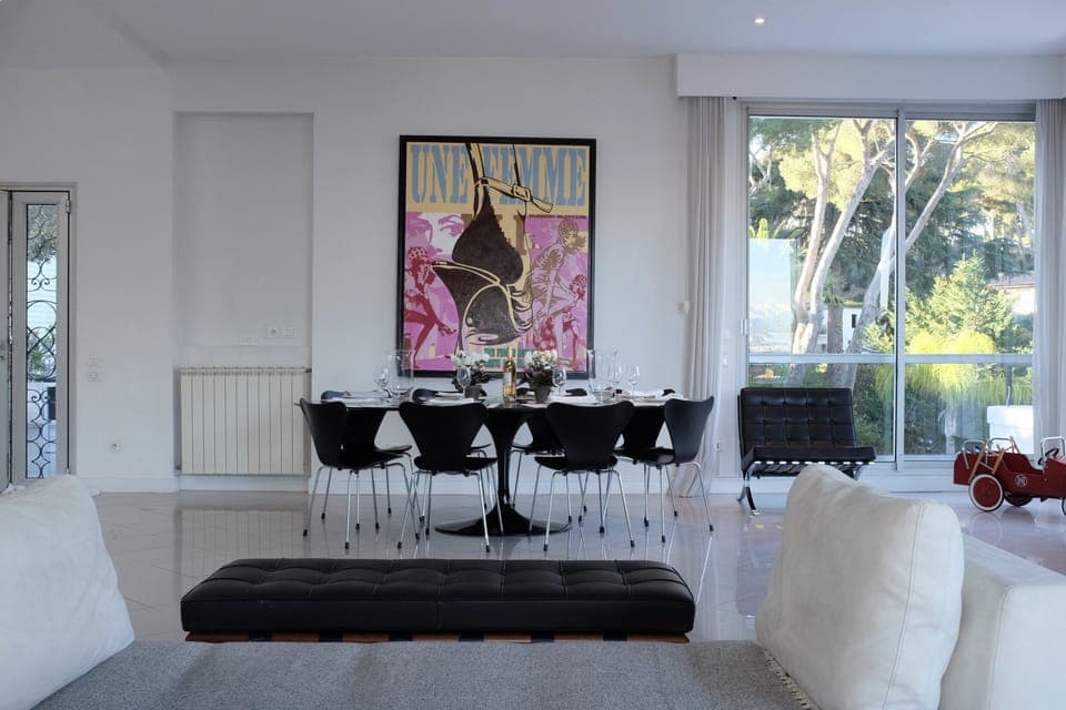 Dining area in open plan lounge 