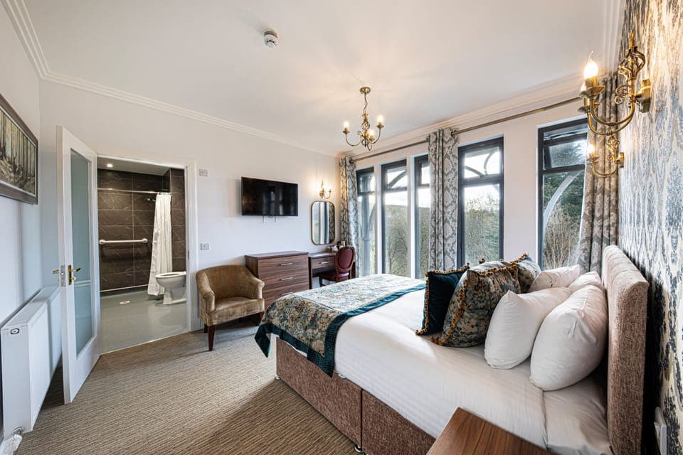 Classic Double or Twin Room | Pillowtop beds, desk, iron/ironing board, free WiFi