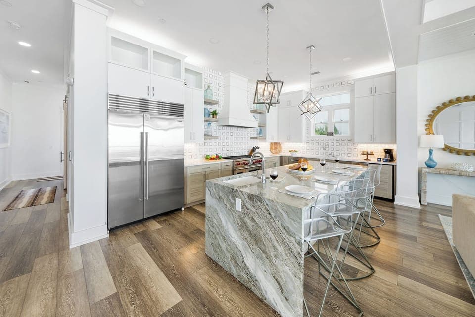 2nd Floor Fully Equipped Kitchen with Eat-in-Bar (4 Barstools)