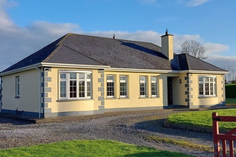 Spacious 4 bed bungalow situated in between the pretty towns of Birr & Banagher.