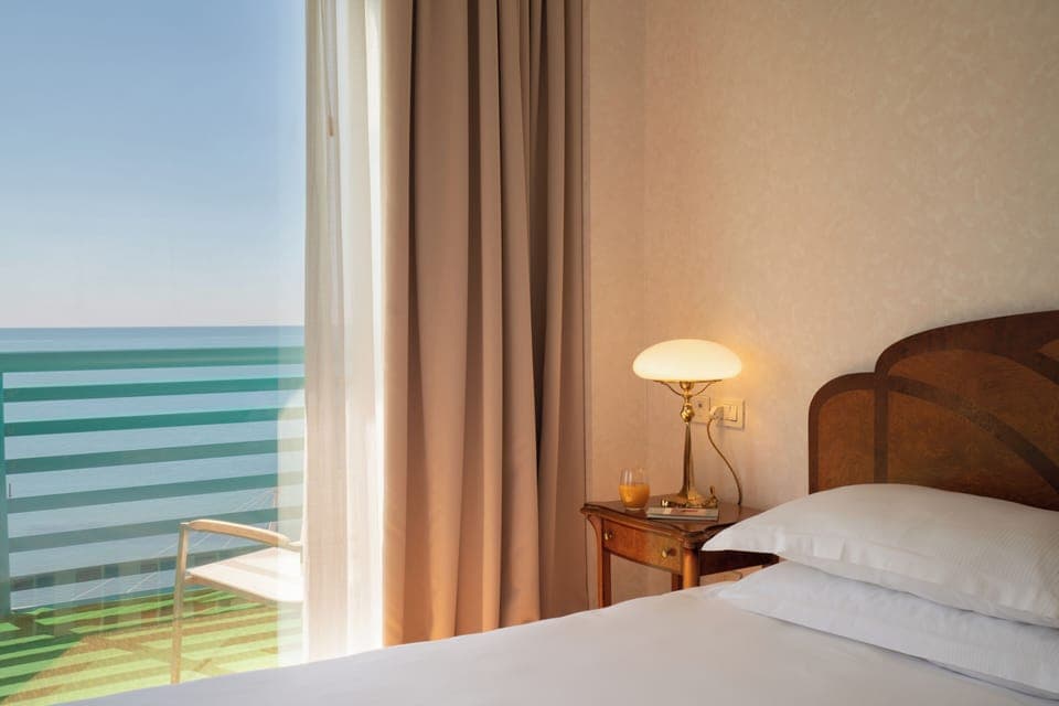 Suite | Down comforters, minibar, in-room safe, desk