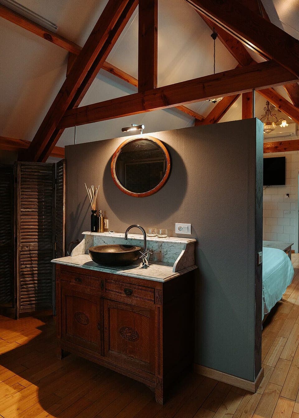 Junior Suite | Bathroom | Shower, free toiletries, hair dryer, towels