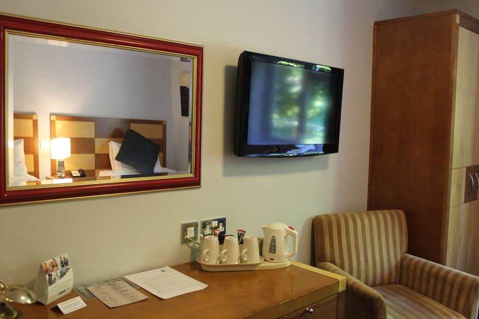 Iron/ironing board, free WiFi, bed sheets