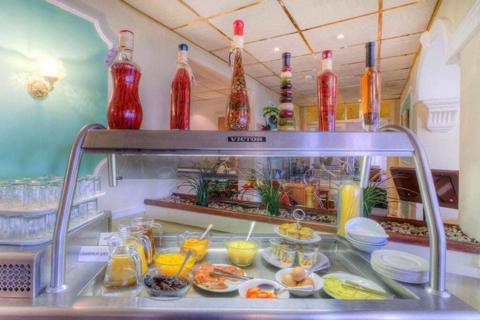 Daily full breakfast (GBP 11.95 per person)