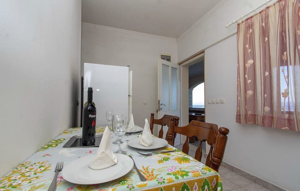 House (Four Bedroom House with Pool) | In-room dining