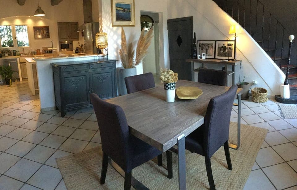 Holiday rental PLAN-D'ORGON Alpilles Provence, house to rent with all comfort, dining room for 8 people. Online reservation with Plaisirs & Maisons de Provence
