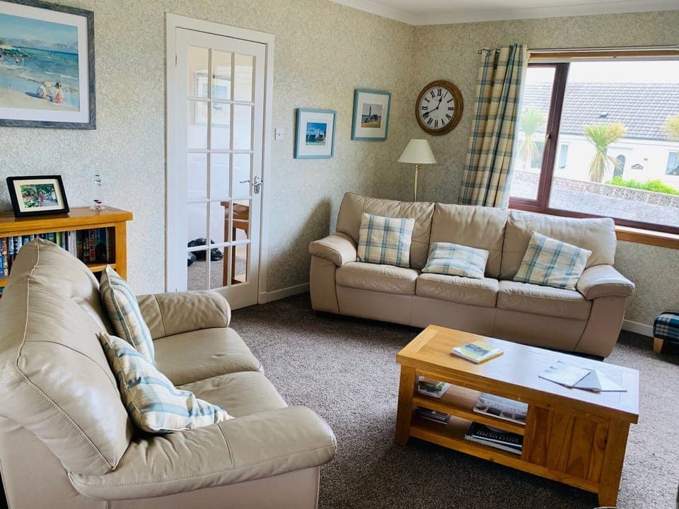 Family Cottage, Ensuite, Partial Sea View (Osborne Cottage) | Lounge