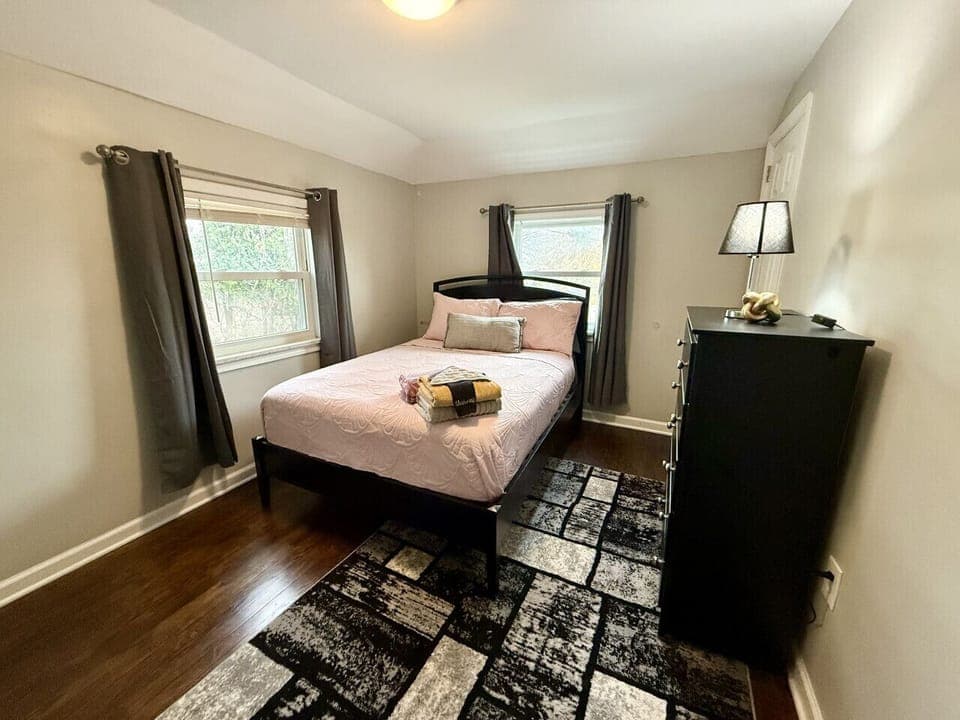 BEDROOM 2  UPSTAIRS - QUEEN BED