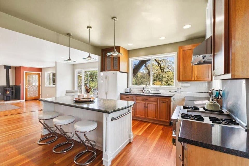 Main House - Spacious kitchen with modern appliances and breakfast bar seating
