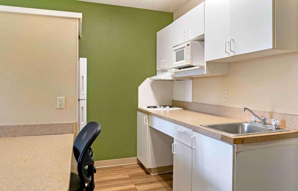 Studio, 2 Double Beds, Non Smoking | Private kitchen | Fridge, microwave, stovetop, coffee/tea maker