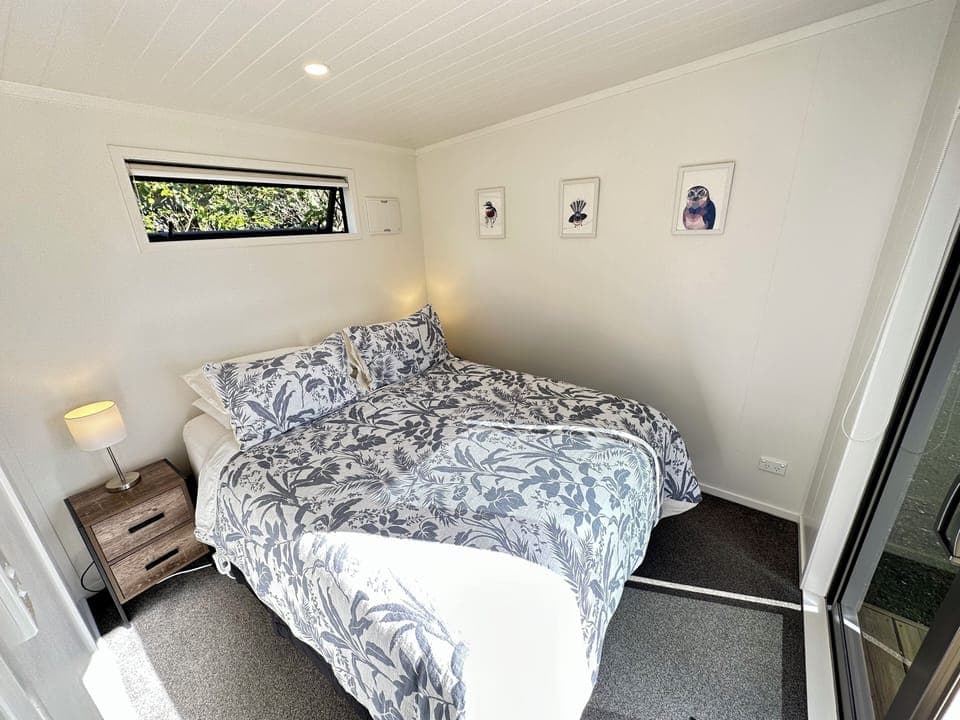 Bedroom with queen sized bed