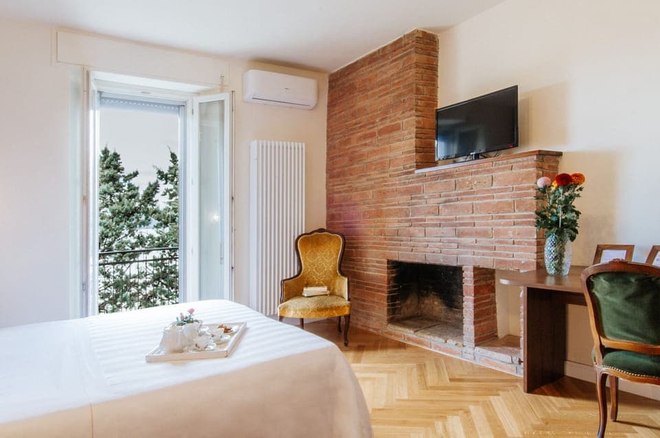 Triple Room | Minibar, in-room safe, desk, free cribs/infant beds