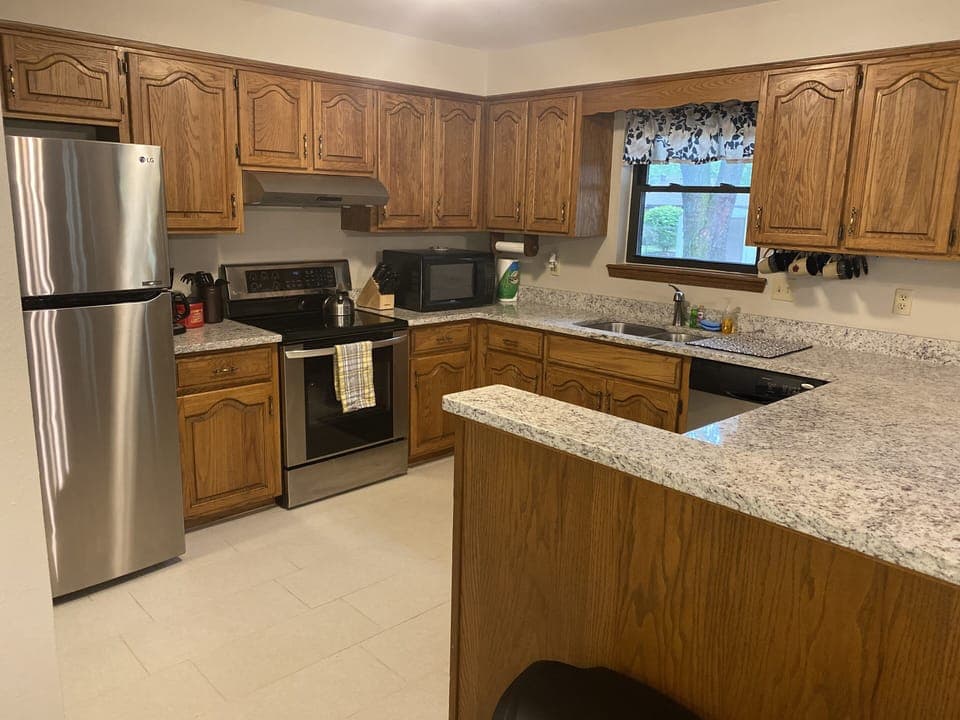 The kitchen is fully equipped with all major appliances
+ crockpot & blender. 