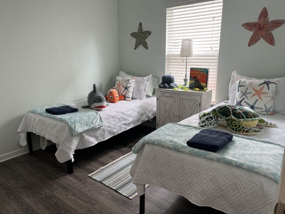 Bedroom with 2 twin beds 