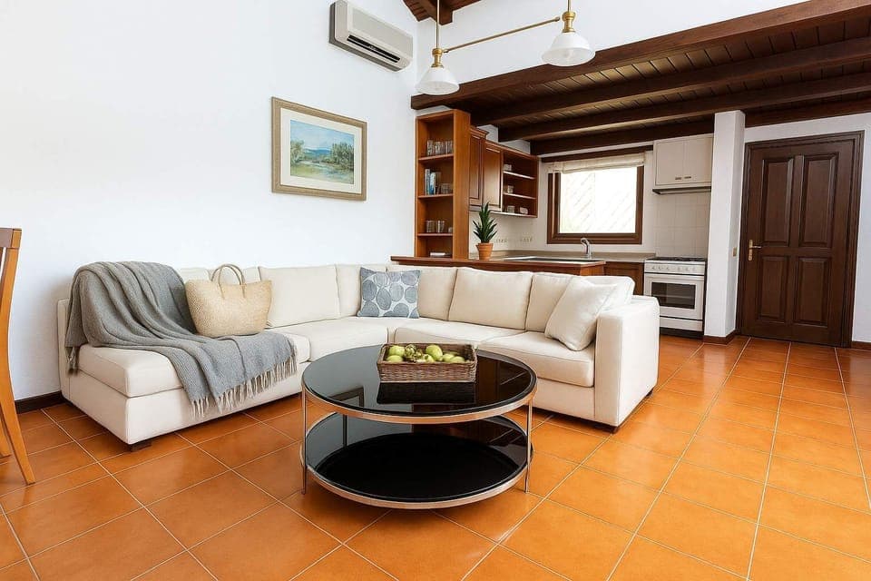 Cozy Living Room – Comfort and Style Combined
Soft furnishings, a neutral palette, and garden views offer a warm welcome.