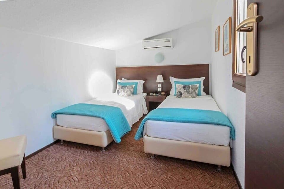 Bedroom 4 – Two Single Beds for Flexible Use
Simple and functional room, great for younger guests.