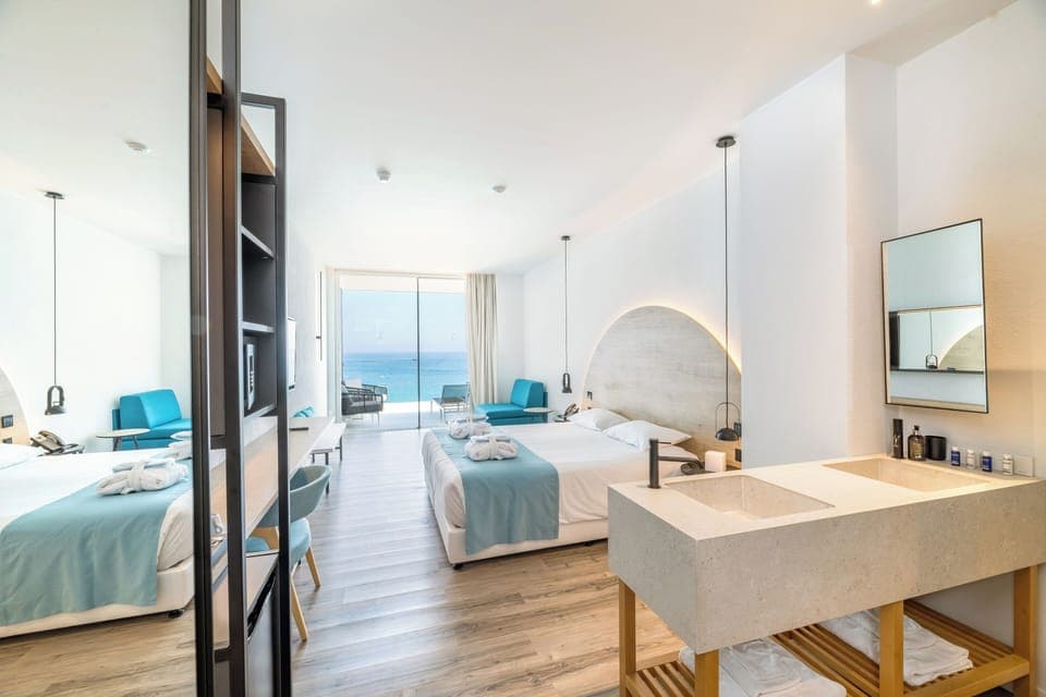 Deluxe Suite, Sea View (Front) | In-room safe, desk, iron/ironing board, free WiFi