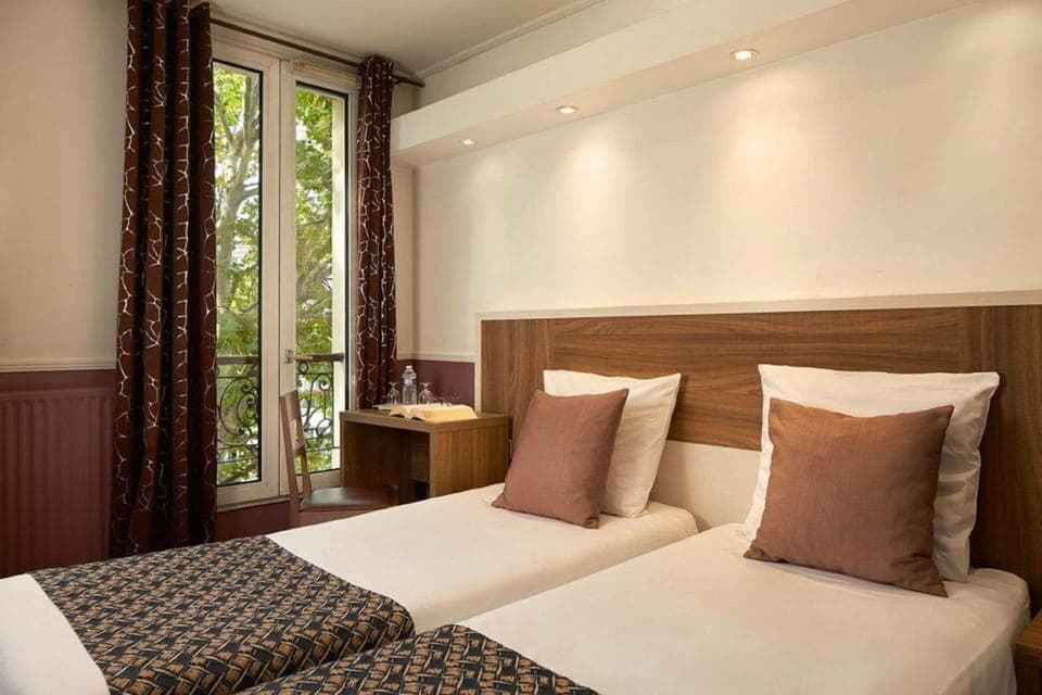 Standard Twin room with bath | In-room safe, desk, blackout drapes, bed sheets