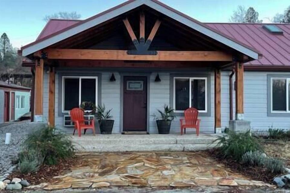 Front porch of Willow Springs Lodge